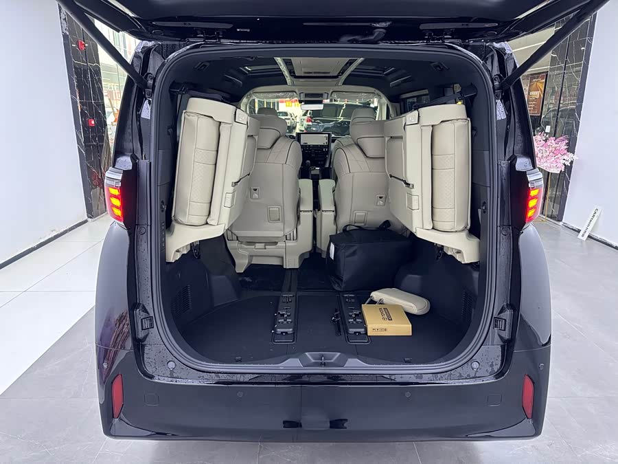 Toyota Alphard car image #16