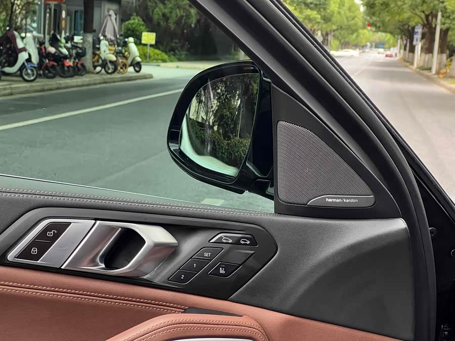 BMW X6 2024 car image #16