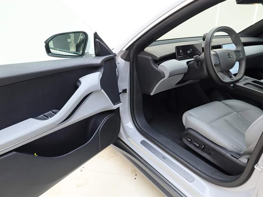 NIO ET5 2024 car image #16