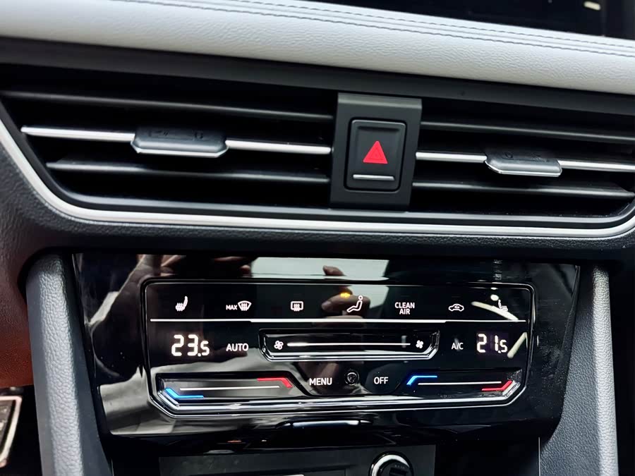 Volkswagen Tiguan L 2023 car image #16