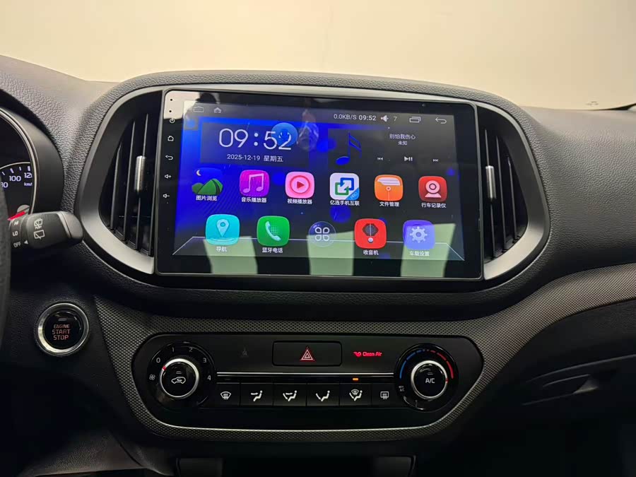 Kia Stonic 2017 #16 Kia Stonic 2017 car image #16