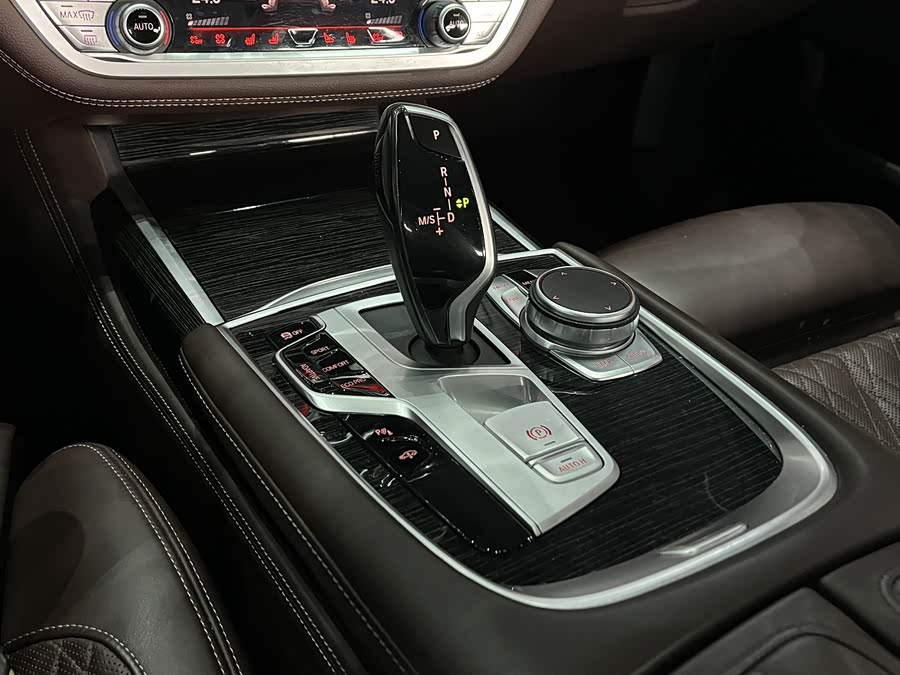 BMW 7 Series 2020 car image #16