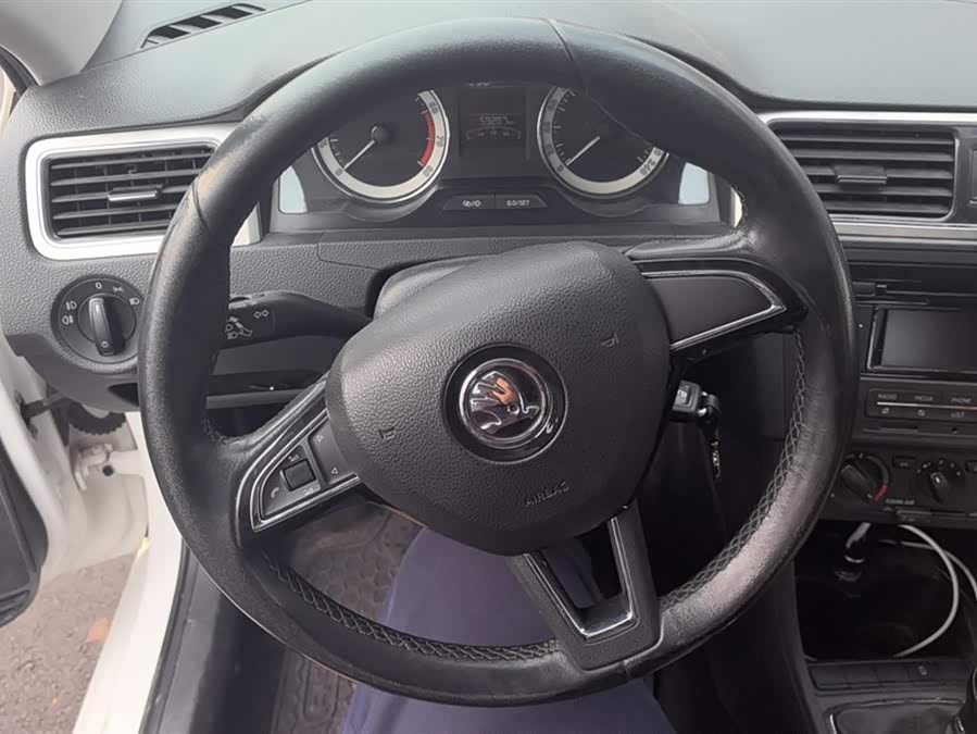 Skoda Rapid 2018 car image #16