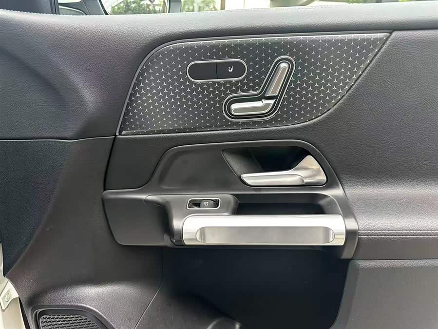 Mercedes-Benz GLB Class 2024 car image #16