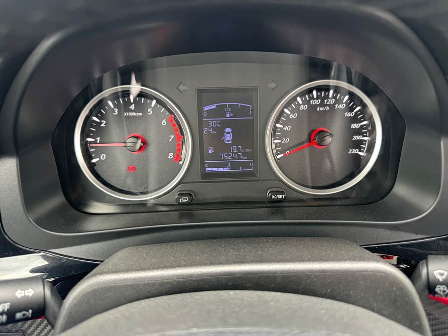 Forthing SX6 2020 #16 Forthing SX6 2020 car image #16