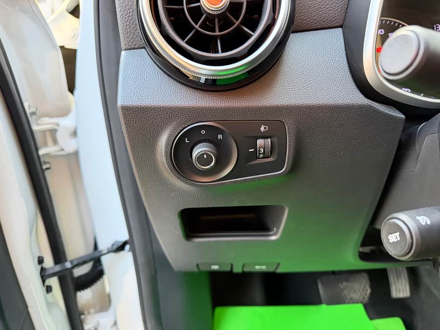 MG ZS 2019 car image #16