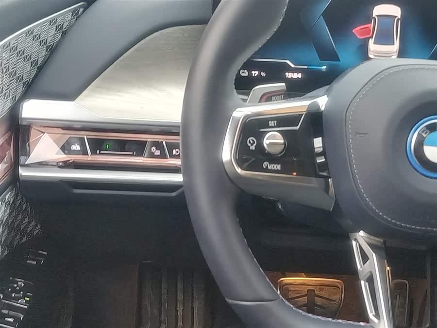 BMW i7 M70L 2025 car image #16