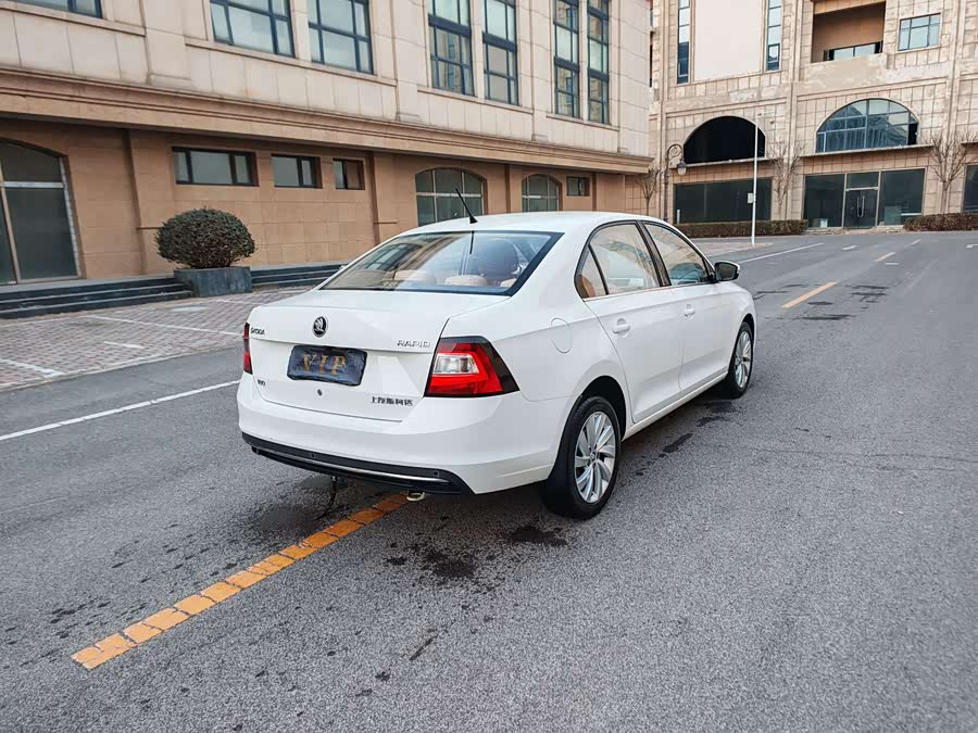 Skoda Rapid 2018 car image #16