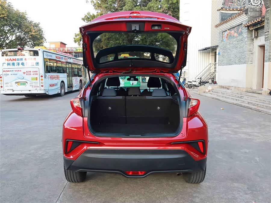 Toyota C-HR 2018 car image #16