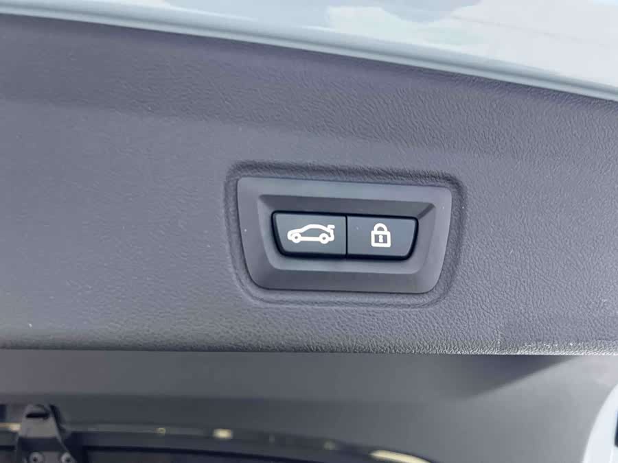 BMW i4 2022 car image #16