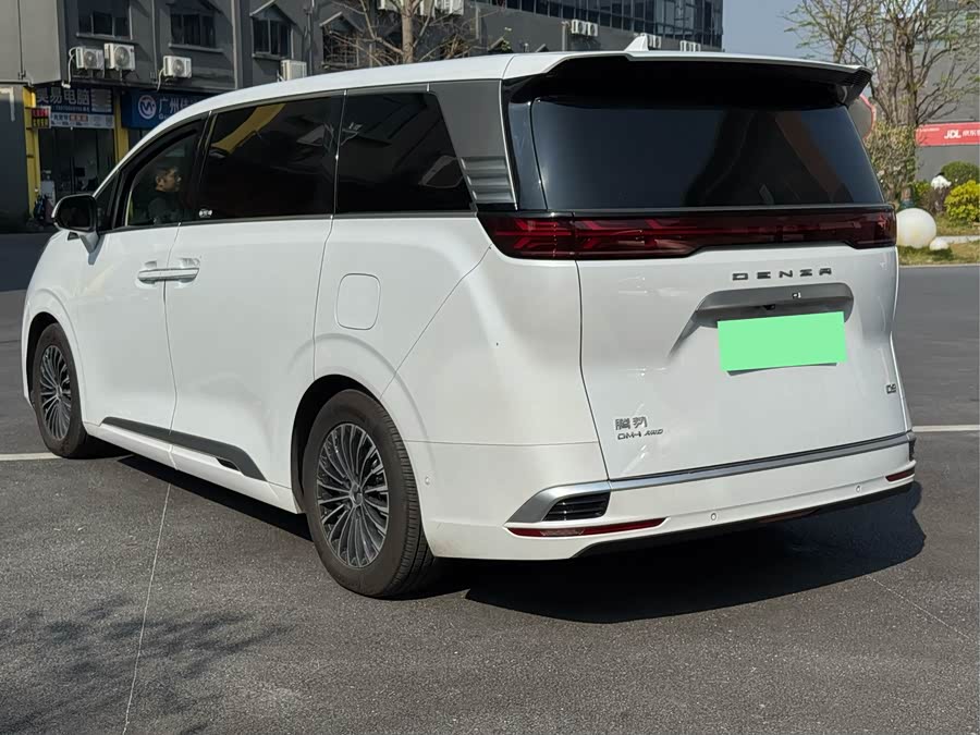 Denza D9 2023 car image #16