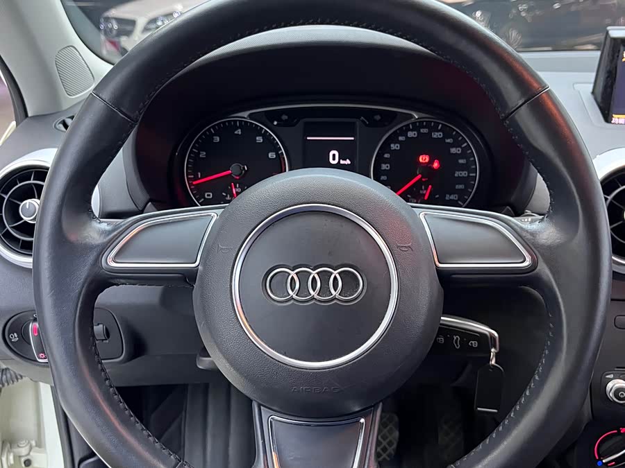 Audi A1 2015 car image #16