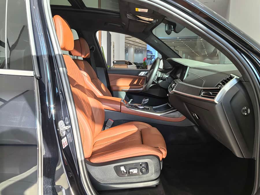 BMW X7 2021 car image #16