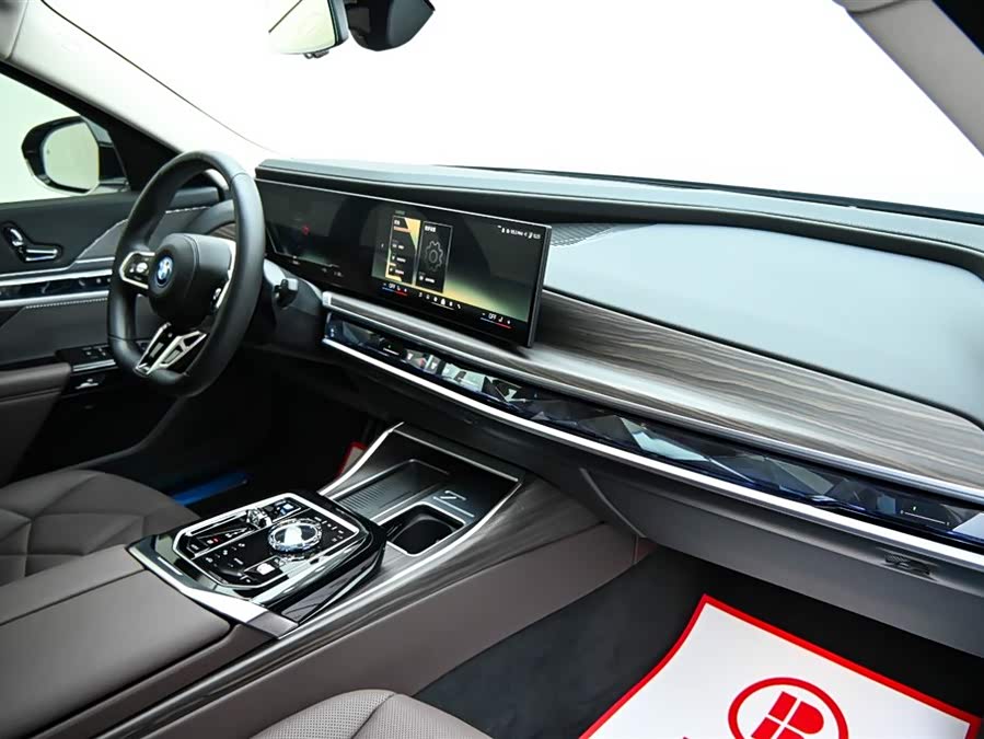 BMW i7 2024 car image #16