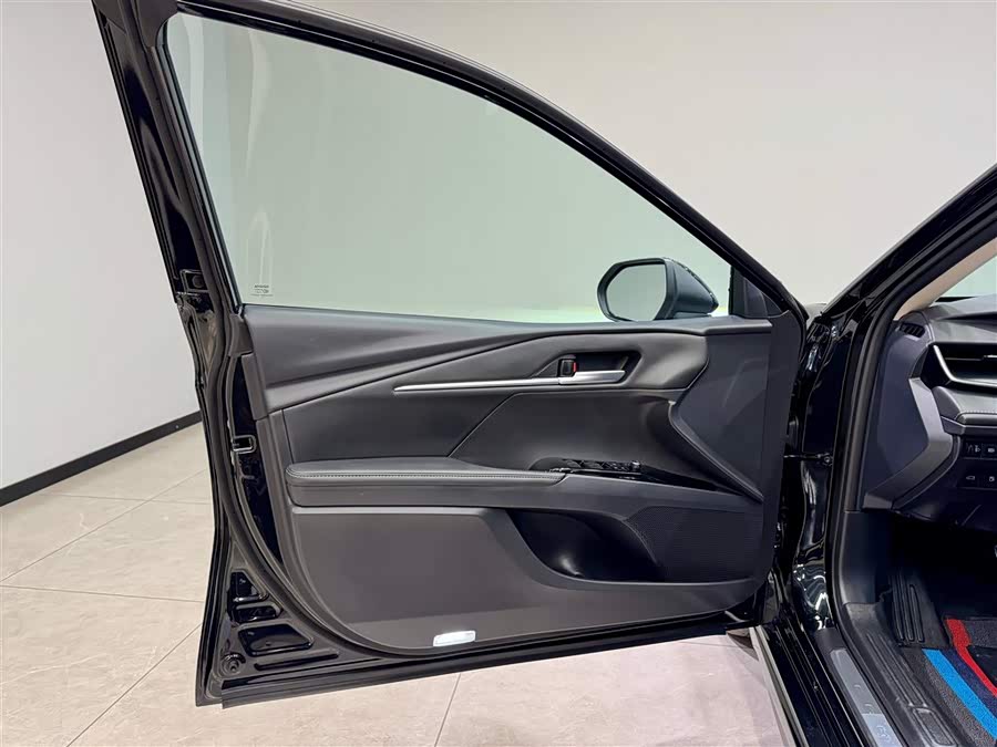 Toyota Camry 2025 car image #16