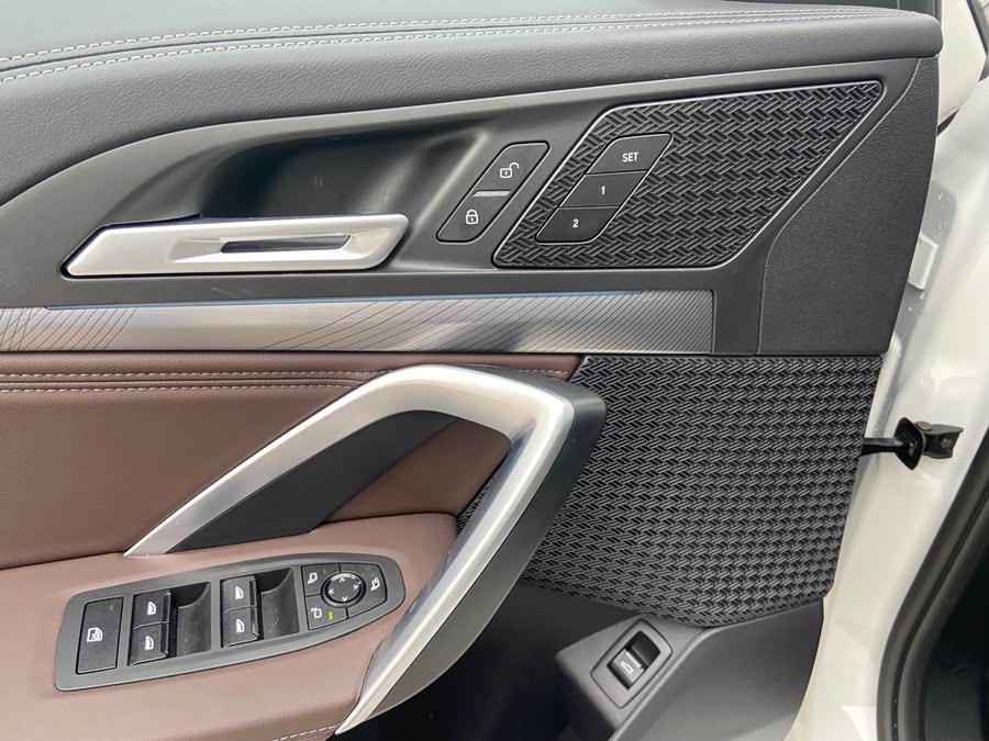 BMW iX1 2025 صورة سيارة #16