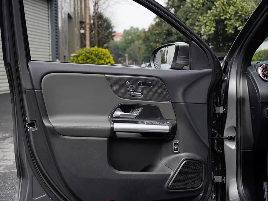 Mercedes-Benz EQA Class 2021 صورة سيارة #16