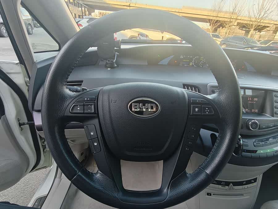 BYD e6 2015 car image #16