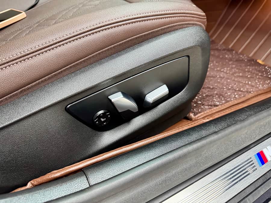 BMW 5 Series 2022 immagine di auto #16