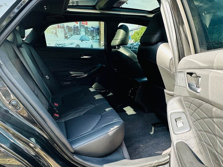 Toyota Avalon 2023 car image #16
