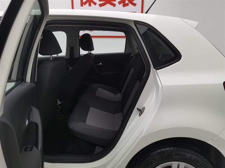 Volkswagen Polo 2015 car image #16