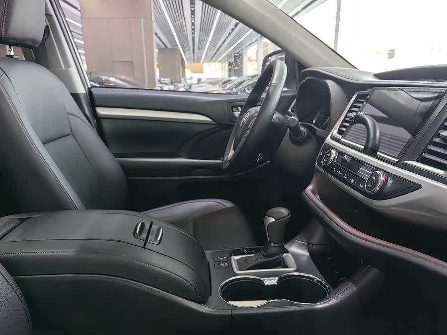 Toyota Highlander 2020 car image #16