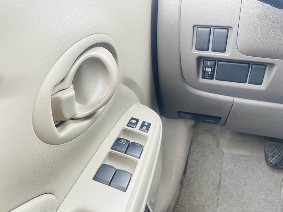 Nissan Sunny 2016 #16 Nissan Sunny 2016 car image #16