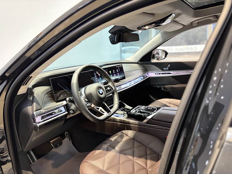 BMW 7 Series 2024 car image #16