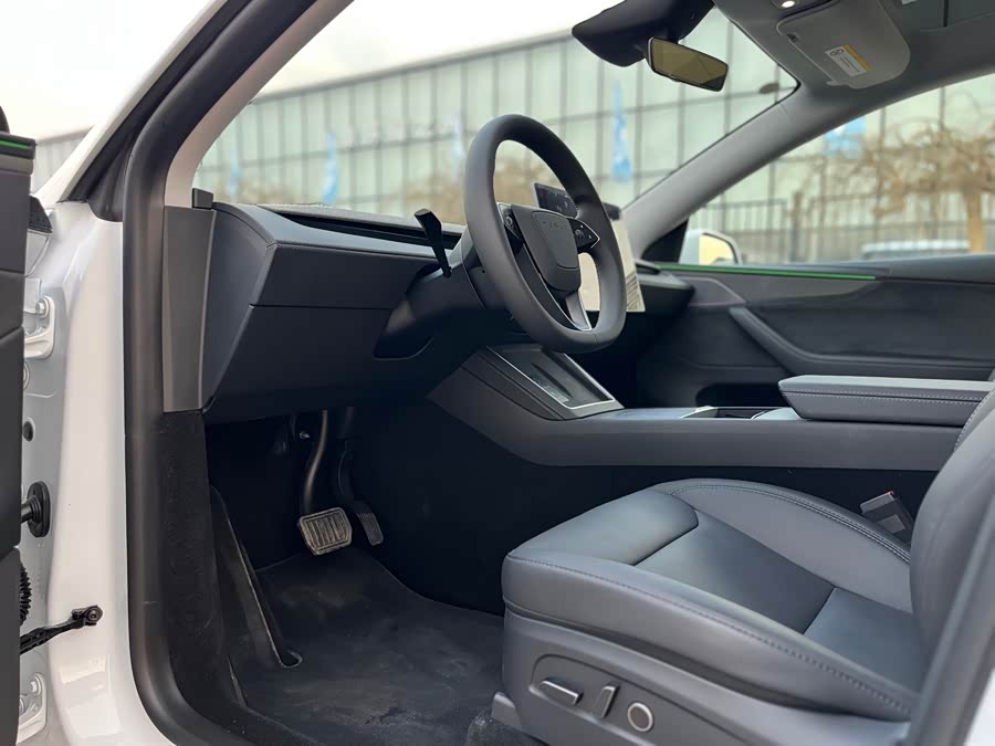 Tesla Model Y 2025 #16 Tesla Model Y 2025 car image #16