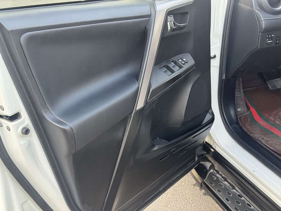 Toyota RAV4 2017 car image #16