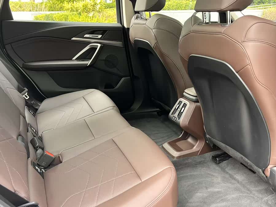 BMW iX1 2025 car image #16