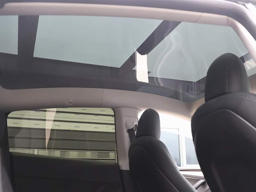Tesla Model Y 2021 car image #16