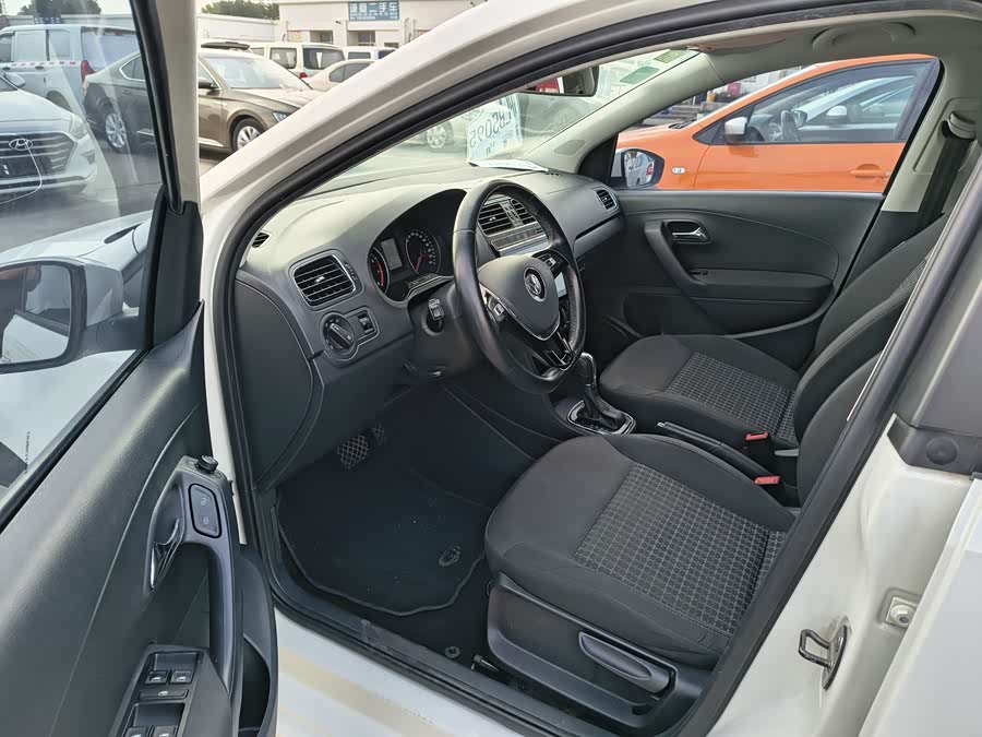 Volkswagen Polo 2016 car image #16