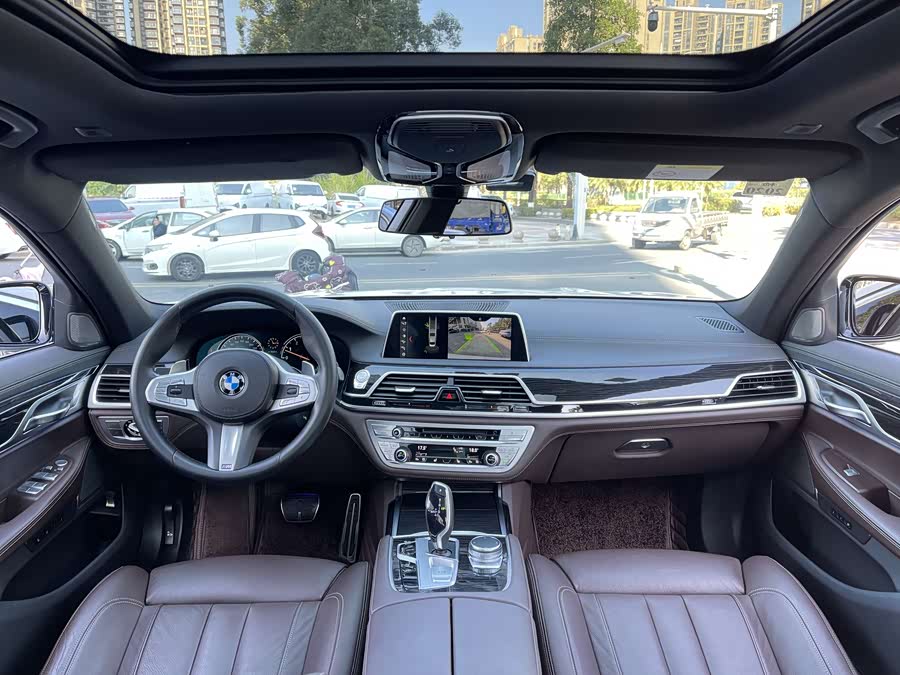 BMW 7 Series 2018 car image #16