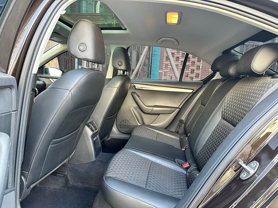 Skoda Octavia 2018 car image #16