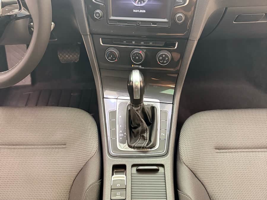 Volkswagen Golf 2017 car image #16