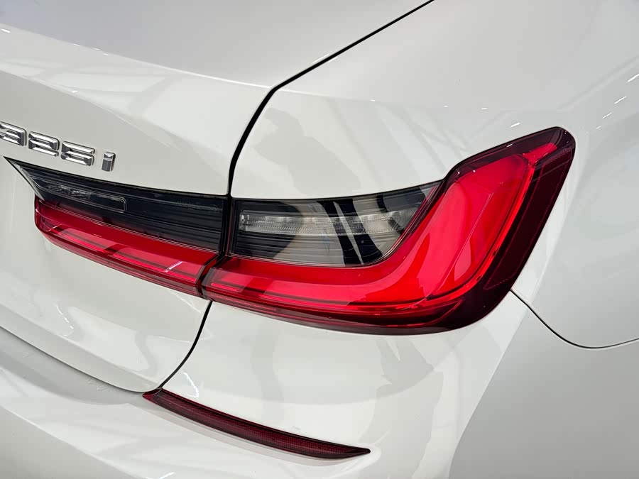 BMW 3 Series 2020 car image #16