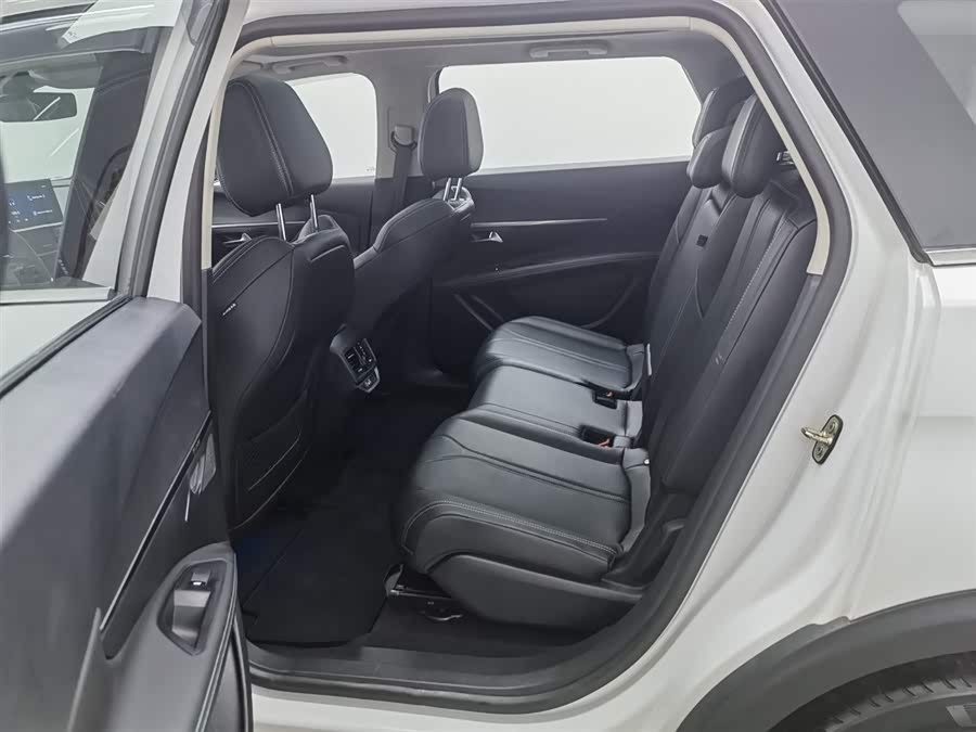 Peugeot 5008 2024 car image #16