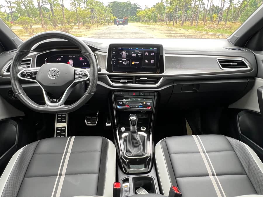 Volkswagen T-Roc 2023 car image #16