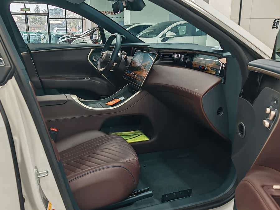 Avatr 11 2023 car image #16