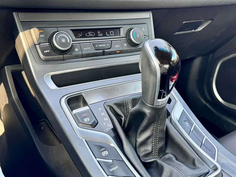 GEELY Emgrand 2019 car image #16