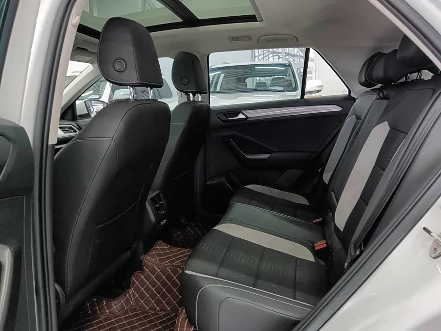 Volkswagen T-Roc 2023 #16 Volkswagen T-Roc 2023 car image #16