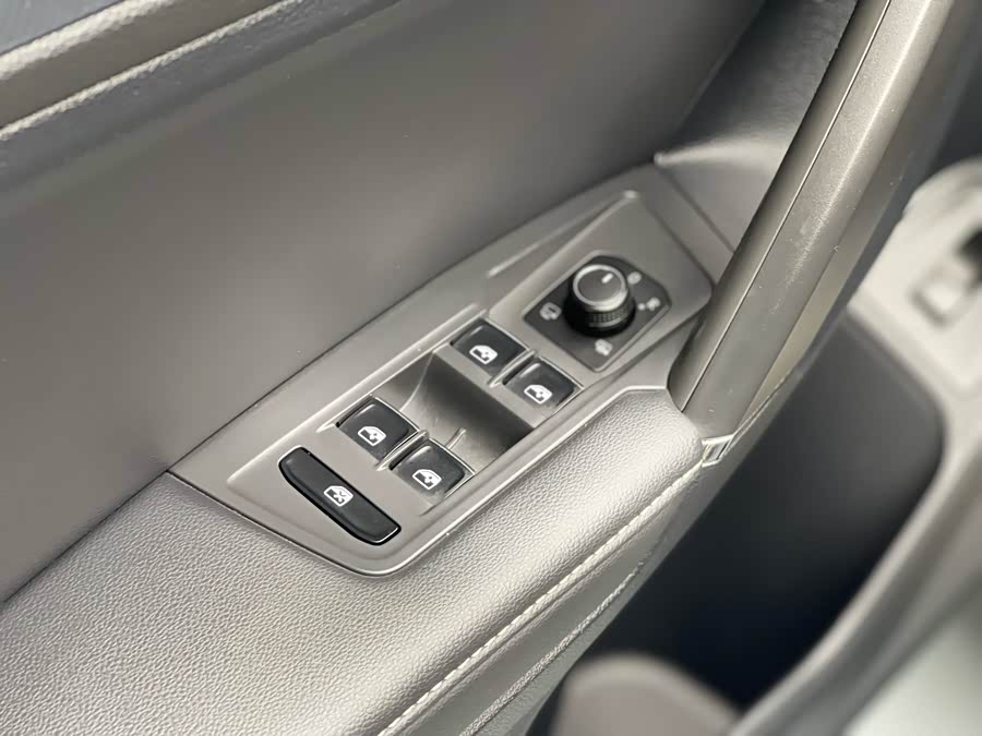 Volkswagen Tiguan L 2020 car image #16