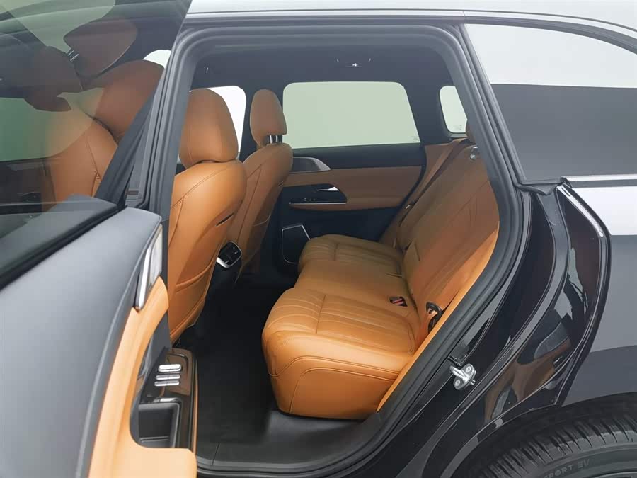 Xpeng G9 2025 car image #16