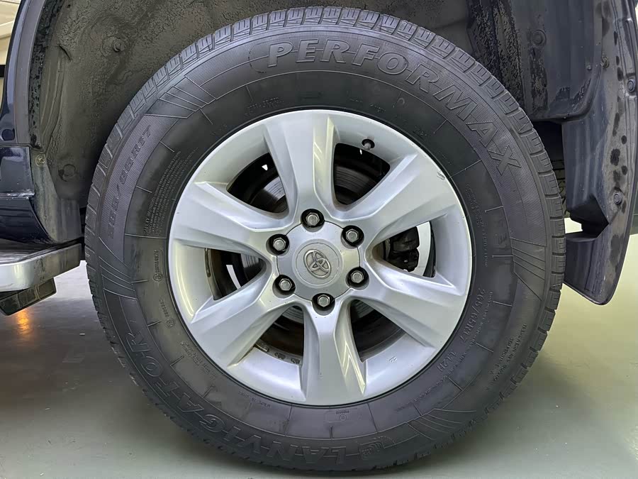 Toyota Land Cruiser Prado 2010 immagine di auto #16