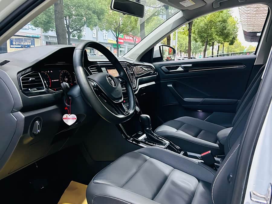 Volkswagen T-Roc 2020 car image #16