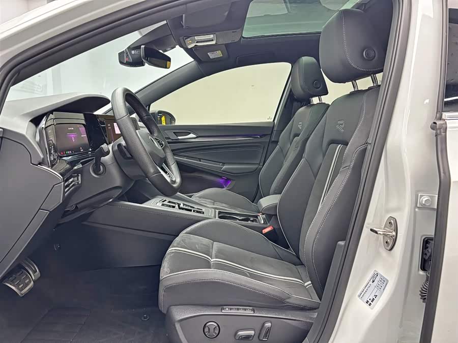 Volkswagen Golf 2025 car image #16