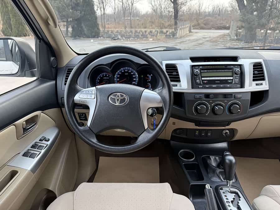 Toyota Fortuner 2016 immagine di auto #16