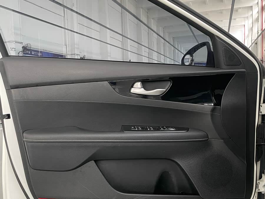 Kia K3 2022 car image #16