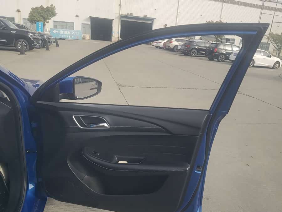 Roewe i5 2019 car image #16